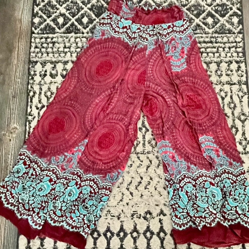 Super comfy boho pants with a flare! Elastic waist and beautiful colors!